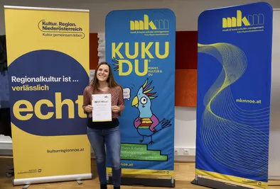 Teilnehmende Person mit Zertifikat.