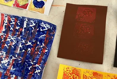 Getrocknete, selbst gemalte Bilder der Teilnehmenden.