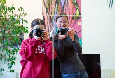 2 Mädchen fotografieren ein Selbstportrait im Spiegel