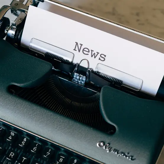 Papier das aus einem Drucker kommt mit der Aufschrift "News"