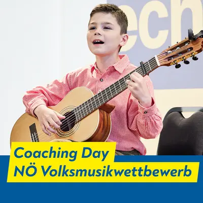 Bub mit Gitarre in der Hand