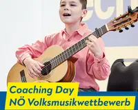 Bub mit Gitarre in der Hand