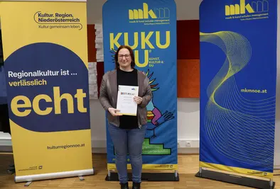 Teilnehmende Person mit Zertifikat.