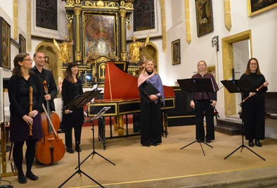Menschen musizieren in einer Kirche