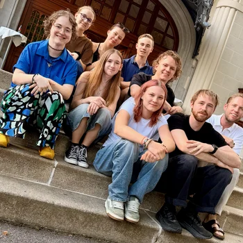 Die Teilnehmenden mit Markus Freistätter vor dem Stadttheater Berndorf