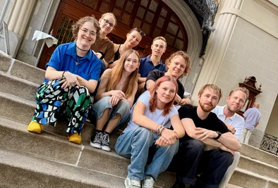 Die Teilnehmenden mit Markus Freistätter vor dem Stadttheater Berndorf