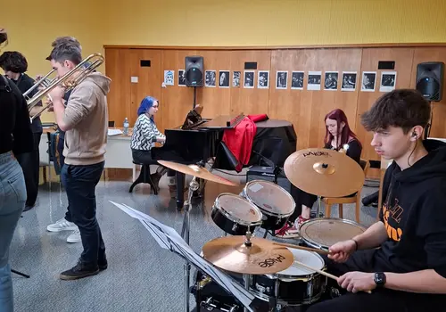 Musiker beim Proben in einem Zimmer