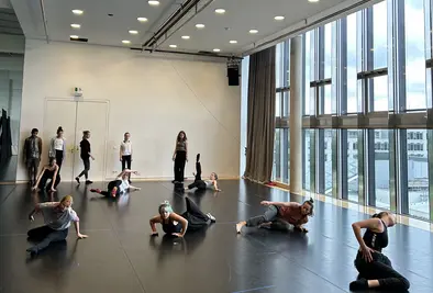 Die Tanzgruppe beim Proben im Tanzstudio.