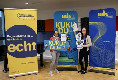 Teilnehmende Personen mit Zertifikat und KUKUDU Plakaten.