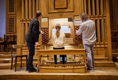 ein Mädchen spielt an der Orgel