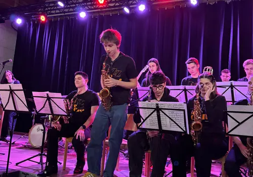 Jazz-Musiker im dunklen Saal auf einer Bühne