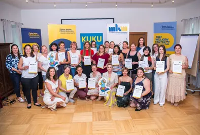 Gruppenfoto der teilnehmenden Personen mit Zertifikaten.