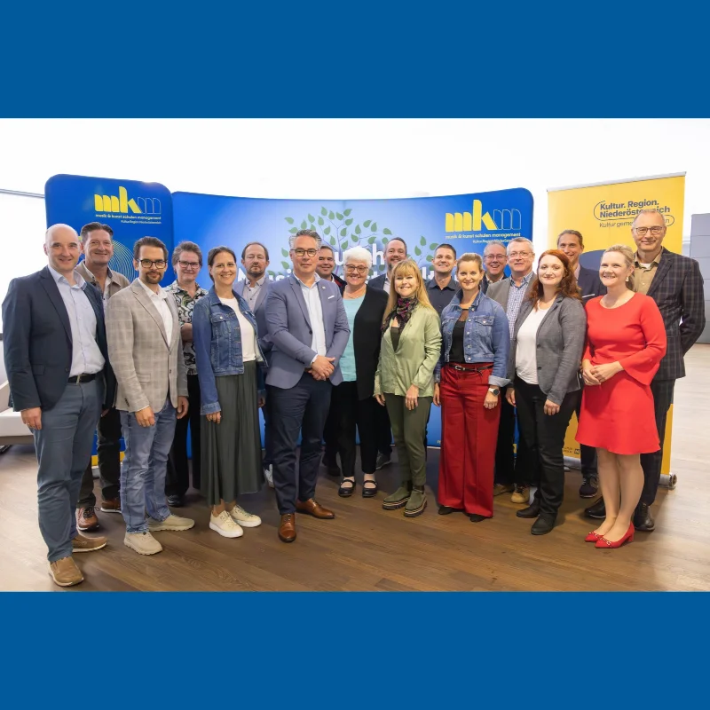 Gruppenbild der Regionssprecher vor Fotowand