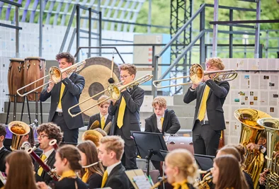 Orchester sitzt auf der Bühne in Melk