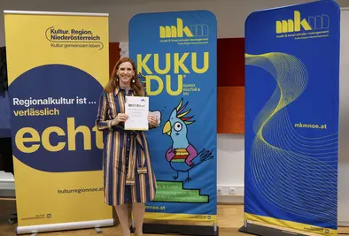 Teilnehmende Person mit Zertifikat.