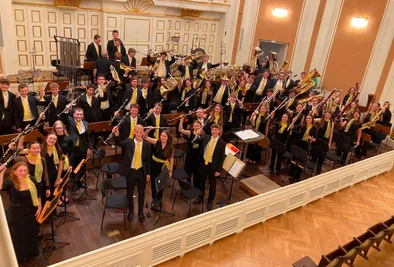 Orchester sitzt auf der Bühne in Salzburg