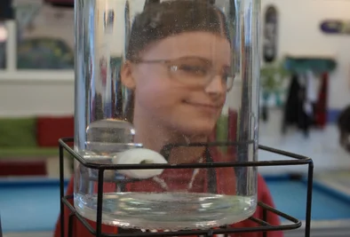 ein Gesicht spiegelt sich in einem Glas