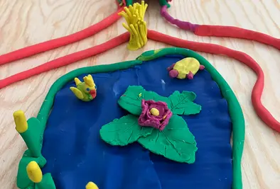 Ein Ententeich aus Knetmasse.