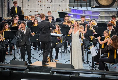 Orchester mit Dirigent und Sängern auf der Bühne in Melk